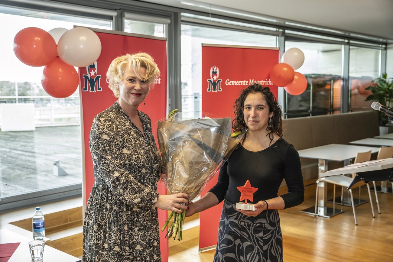 wethouder Bastiaans (l) en Arianna Porcheddu tijdens prijsuitreiking Sterren van Maastricht 2023