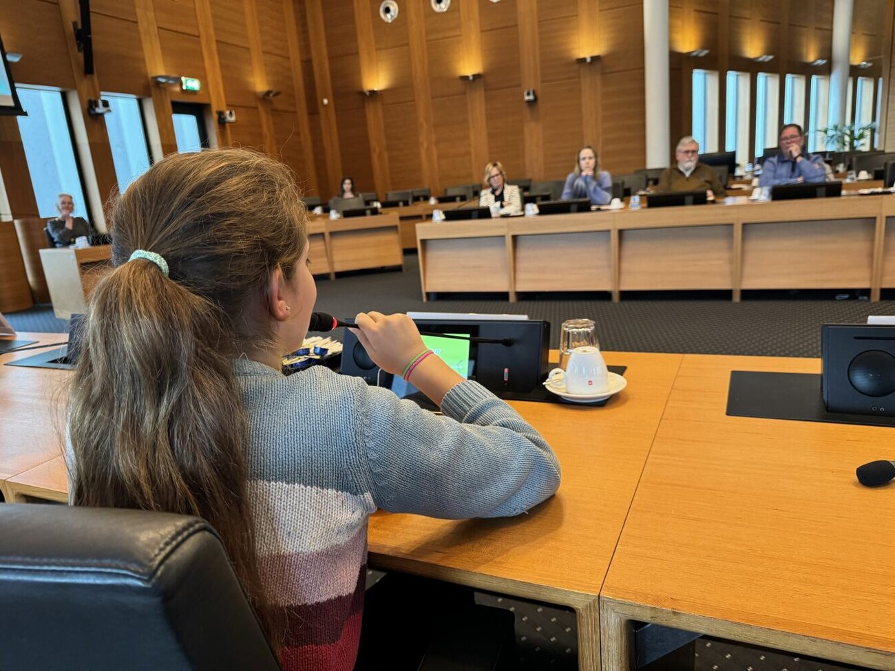 raadsleden en kinderraadsleden in raadzaal