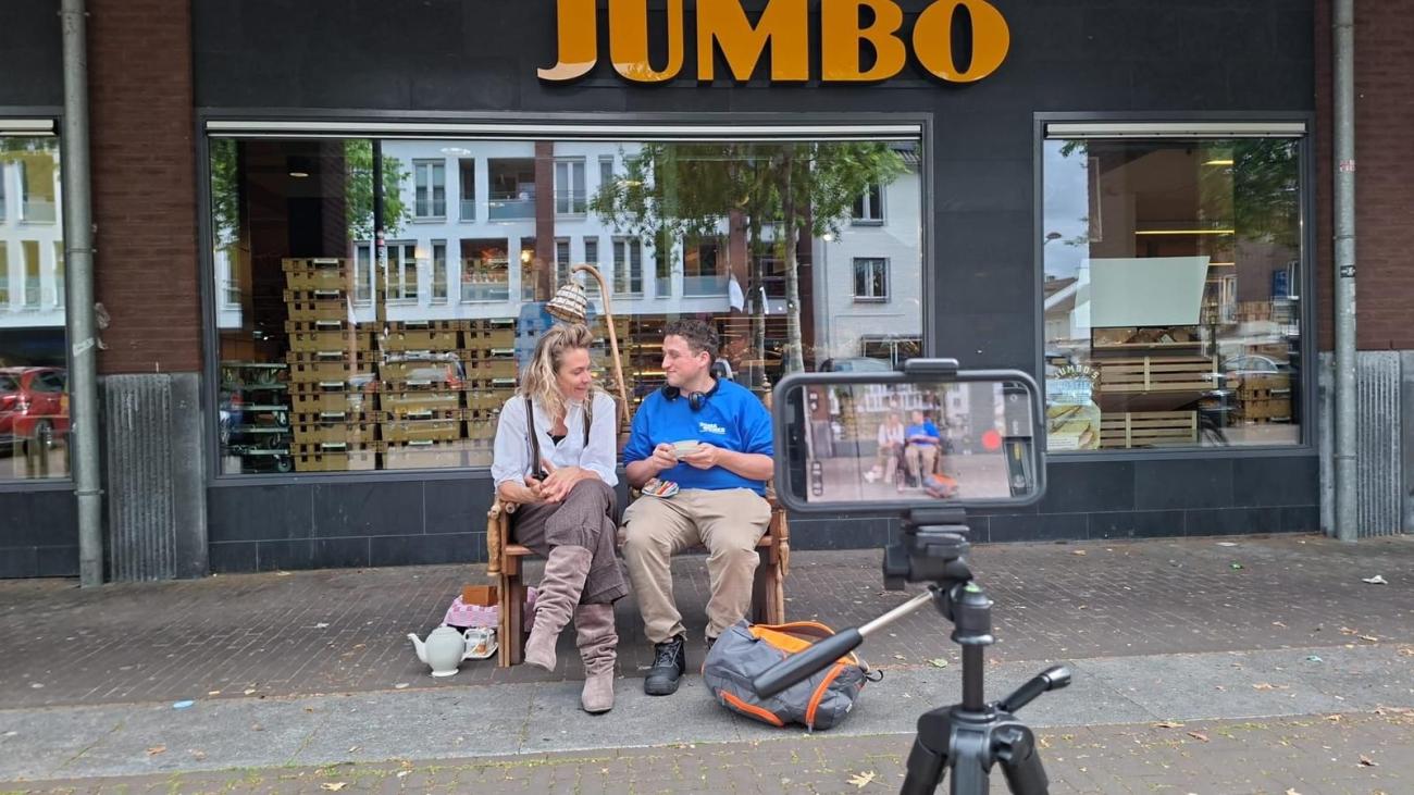 afbeelding van bankje waar 2 mensen op zitten