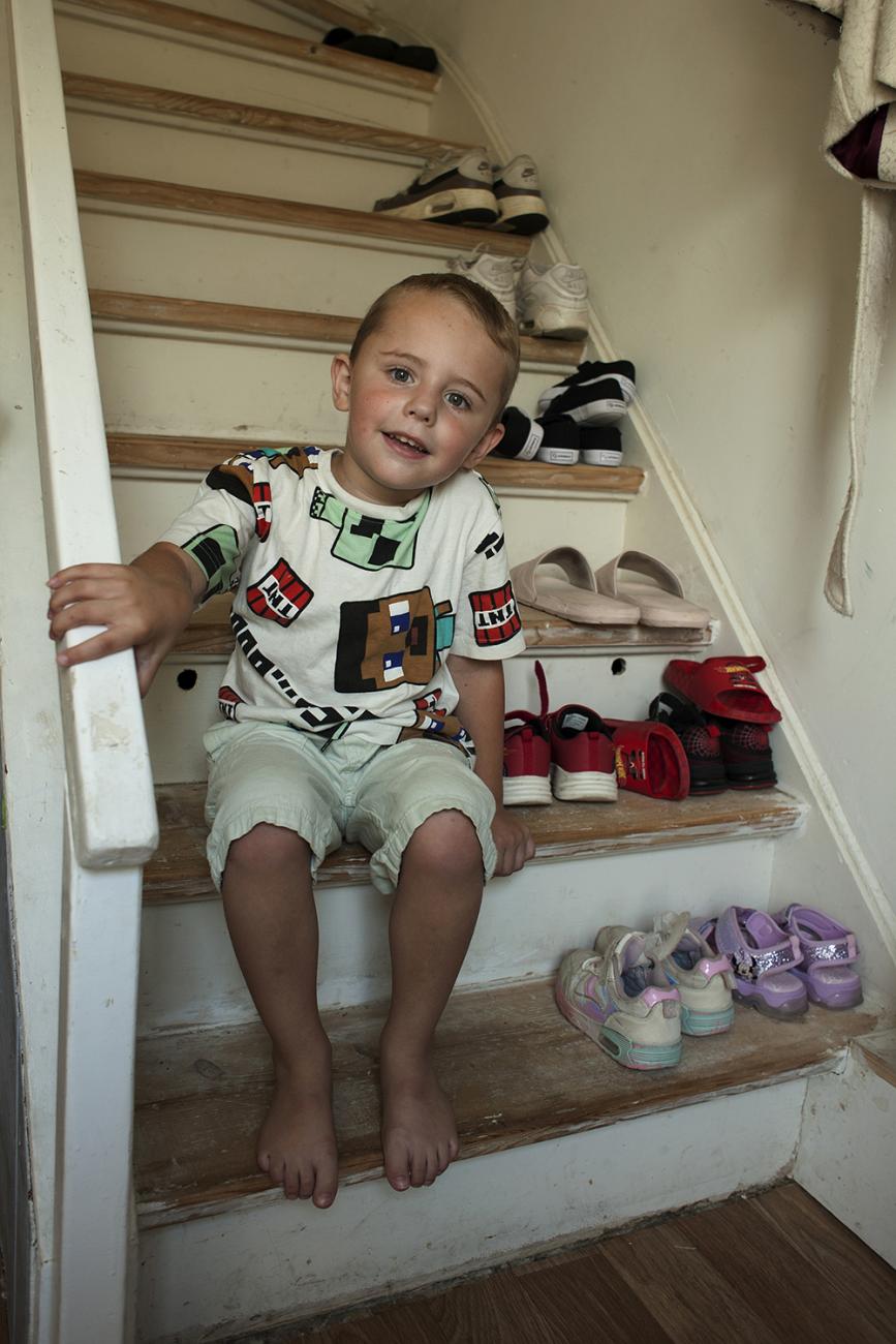 Afbeelding van jongen die op de trap zit