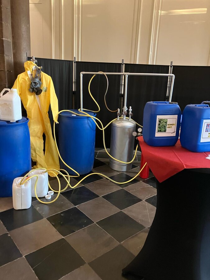 blauwe vaten en geen overall in hal van Stadhuis