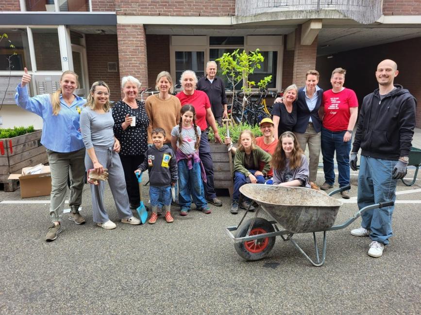 Groep mensen bij plantenbakken