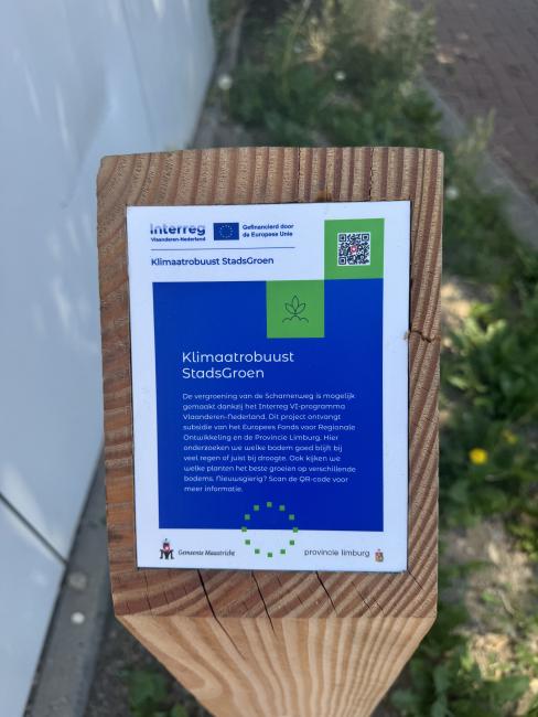 afbeelding van een bordje op een paal met tekst erop