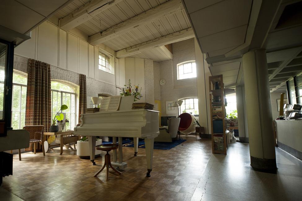 afbeelding van woonruimte met piano