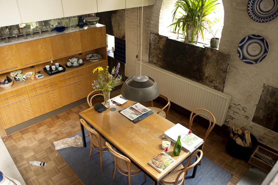 afbeelding van woonruimte met tafel erin
